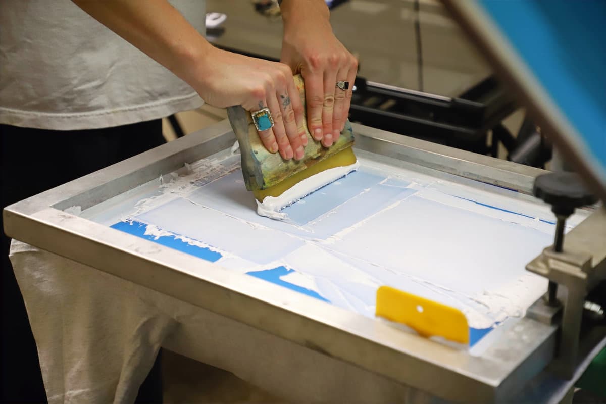 Comparison of screen printing and direct-to-garment printing